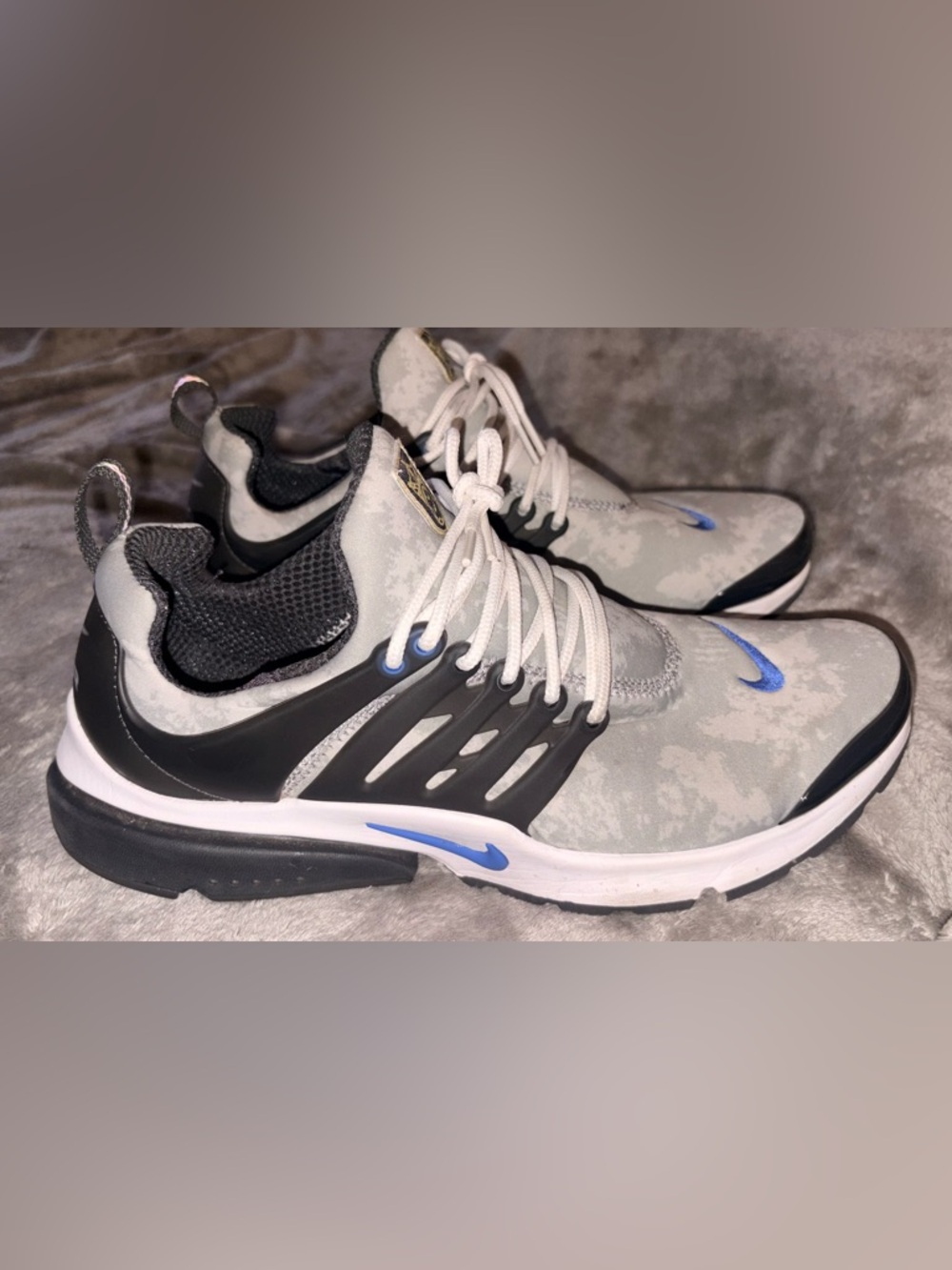 Nike Men's Gray and Black Sneakers with Blue Swoosh